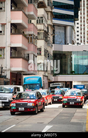 Hong Kong - 21. Juli 2017: Rot Toyota Komfort Taxis auf der Straße von Hong-Kong Stadt gehen Stockfoto