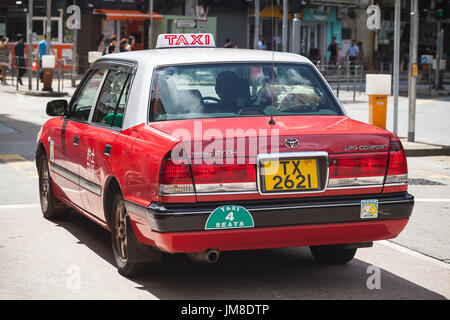 Hong Kong - 21. Juli 2017: Toyota Komfort, veröffentlicht im Jahr 1995 wurde konzipiert für den Einsatz als Taxi in Asien. Rückansicht des roten Hong Kong City Taxi, Auto sta Stockfoto