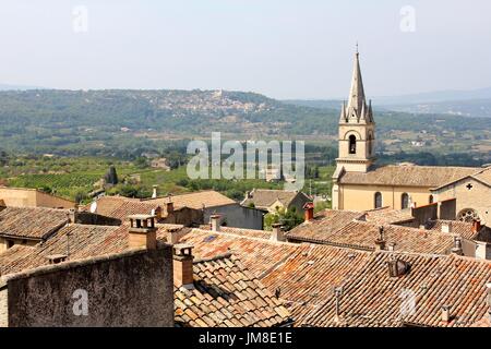 Ein malerisches Dorf Kirche auf dem Land im Süden von Frankreich, an einem wunderschönen Frühlingstag. Stockfoto