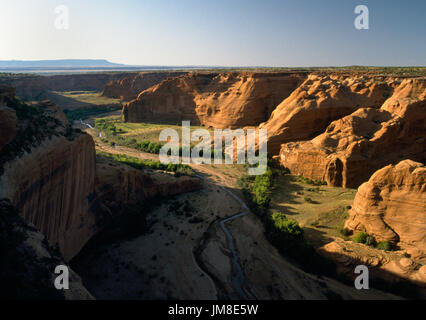 Canyon de Chelly, Chinle, Arizona, USA. Blick Nordwesten Canyon de Chelly von White House Ruins Overlook, Navajo Indian Reservation. Etwa 300 Stockfoto
