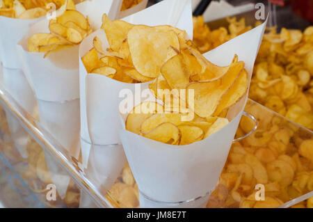 Gebratene Kartoffel-Chips in Papier Kornette für am Marktstand zu verkaufen Stockfoto