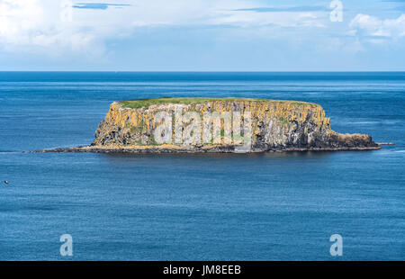 Die Schafe-Insel in der Nähe von Ballintoy, Carrick-a-Rede und Giant es Causeway, North Antrim Coast, County Antrim, Nordirland, Vereinigtes Königreich Stockfoto