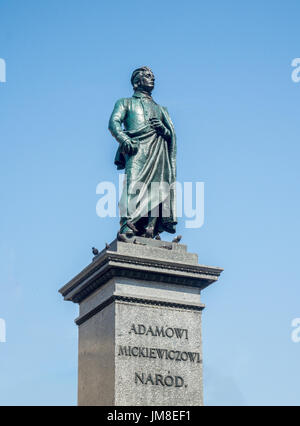 Bronzestatue von Adam Mickiewicz, polnischer nationalen romantischen Dichter und Dramatiker am Hauptmarkt in Krakau, Polen. Denkmal, enthüllt im Jahr 1898, jetzt Stockfoto