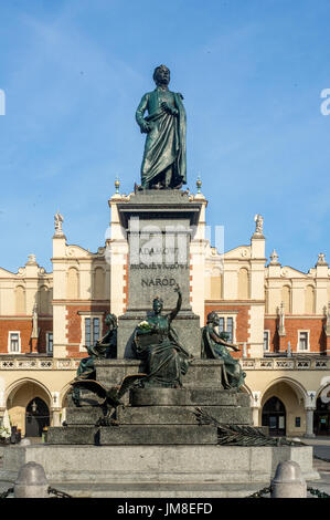 Denkmal von Adam Mickiewicz, polnischen nationalen romantischen Dichter und Dramatiker am Hauptmarkt in Krakau, Polen. Bronze Statue enthüllt im Jahr 1898, afte Stockfoto