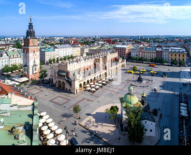 Hauptmarkt (Rynek), alten Tuchhallen (Sukiennice), Rathausturm, Kirche St. Adalbert oder St. Wojciech und renovierten Mickiewicz-Statue in Kr Stockfoto