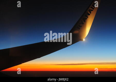 Ryanair Flug, Flügel des Flugzeugs gegen einen Nachthimmel Stockfoto