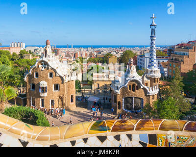 Barcelona-Catalunya Park Güell Barcelona Parc Güell Barcelona Eingang Träger lodge Casa del Guarda Barcelona Skyline Spanien Eu Europa Katalonien Stockfoto