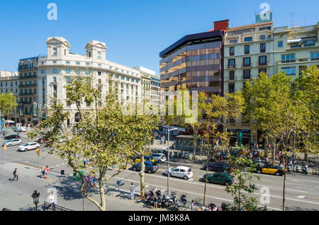 Barcelona Spanien Catalunya beschäftigt von Bäumen gesäumten Boulevard Passeig de Gràcia Avenue in der L'Eixample von Barcelona Spanien Eu Europa Katalonien Stockfoto