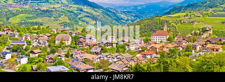 Idyllische alpine Dorf Gudon Architektur und Landschaft Panorama, Provinz Bozen in der Region Trentino-Südtirol in Italien Stockfoto