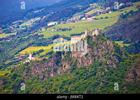 Kloster Saben Burg auf grünen Apls Hügeln in der Nähe von Säben, Südtirol, Italien Stockfoto