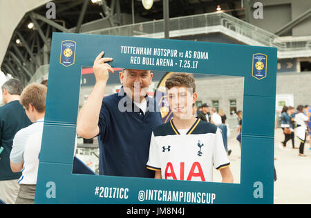 Harrison, Vereinigte Staaten von Amerika. 25. Juli 2017. Tottenham Hotspurs Fans besuchen Internation Champions Cup-Spiel zwischen Tottenham Hotspurs und AS Roma auf roten Bullen Arena Roma gewann 3-2 Credit: Lev Radin/Pacific Press/Alamy Live News Stockfoto