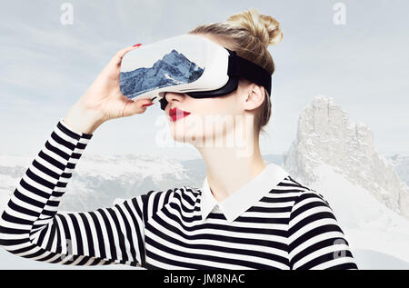 Attraktive Frau mit virtual-Reality-Brille. VR-Kopfhörer. Virtuelle Realität Reisekonzept. Stockfoto