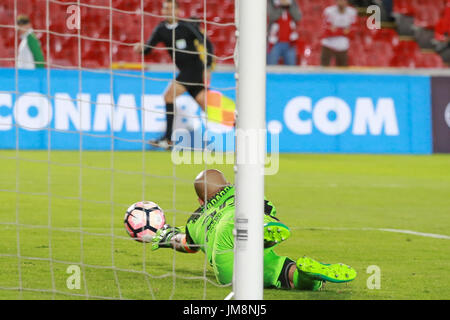 Bogota, Kolumbien. 25. Juli 2017. Independiente Santa Fe von Kolumbien und Fuerza Amarilla Ecuadors im Spiel für die zweite Phase wichtige 8, die Copa CONMEBOL Sudamericana 2017 Nemesio Camacho El Campin Stadium in Bogota Stadt Credit gespielt: Andres Moreno/Pacific Press/Alamy Live News Stockfoto