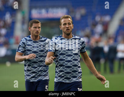 Harrison, Vereinigte Staaten von Amerika. 25. Juli 2017. Harry Kane (10) & Jan Vertonghen (5) der Tottenham Hotspurs Aufwärmen vor Internation Champions Cup-Spiel gegen AS Roma am Red Bulls Arena Roma gewann 3-2 Credit: Lev Radin/Pacific Press/Alamy Live News Stockfoto