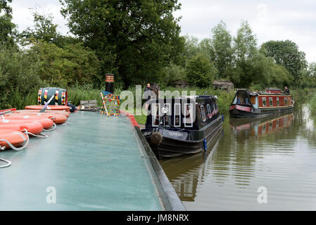 Narrowboats Manöver auf einer schmalen Strecke der Kennet & Avon Canal in Berkshire England UK Stockfoto