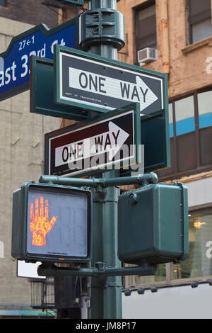 One way Straßenschild Pol in New York mit roten Ampel in der Stadt Stockfoto