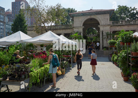 Union Square Greenmarket mit Menschen an einem sonnigen Tag am 10. September 2016 in New York. Der Markt findet vier Tage pro Woche statt. Stockfoto