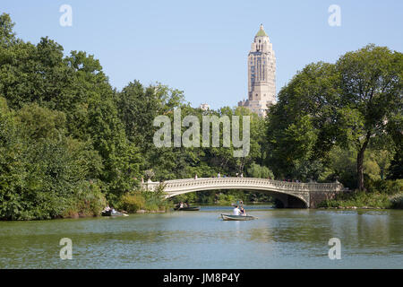 Central Park weiße Bogenbrücke mit Menschen und Boote an einem sonnigen Tag am 13. September 2016 in New York Stockfoto