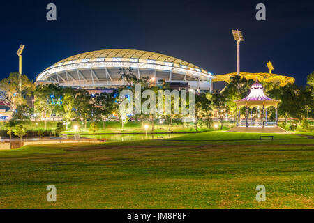 Adelaide, Australien - 16. April 2017: Adelaide Oval mit Elder Park-Rotunde in der Nacht beleuchtet Stockfoto