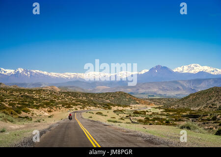 Radfahren auf der berühmten nationalen Ruta 40 Quarenta in Zentralargentinien Frau Stockfoto