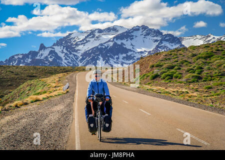 Radfahren auf der berühmten nationalen Ruta 40 Quarenta in Zentralargentinien Frau Stockfoto