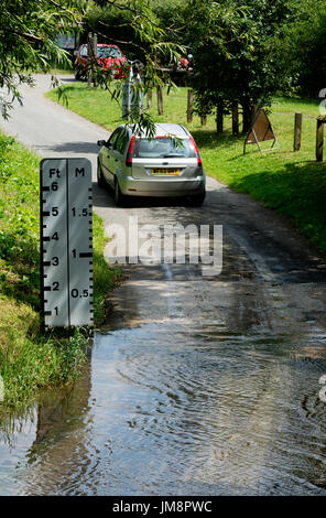 Auto durchlaufen haben pinkeln Brook Ford in Seaford Lane, in der Nähe von Naunton Beauchamp, Worcestershire, UK Stockfoto