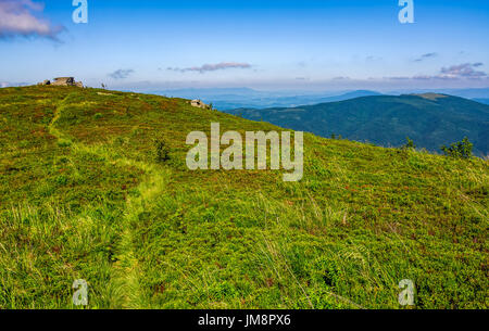 Sommer-Berglandschaft. Wanderweg bergauf durch den Grat zum Gipfel. schöne Natur-Szene im Sommer Stockfoto