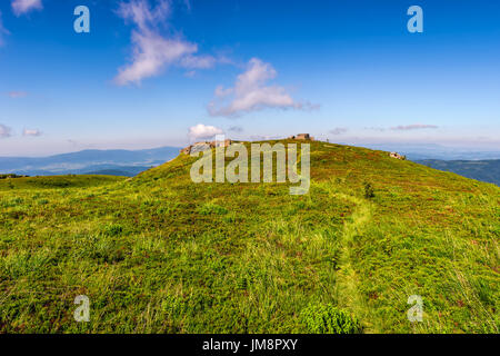 Sommer-Berglandschaft. Wanderweg bergauf durch den Grat zum Gipfel. schöne Natur-Szene im Sommer Stockfoto