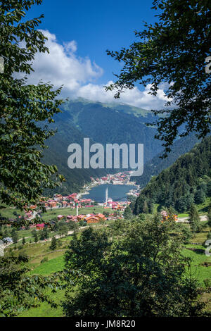 Uzungol(Long Lake):One der schönsten touristischen Orte in Turkey.The Bergtal mit einem Forellensee und ein kleines Dorf in Trabzon, Türkei. Stockfoto