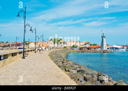 Brücke zwischen Festland und der Halbinsel, mit St Nicholas Statue, Nessebar, Schwarzmeerküste, Bulgarien Stockfoto