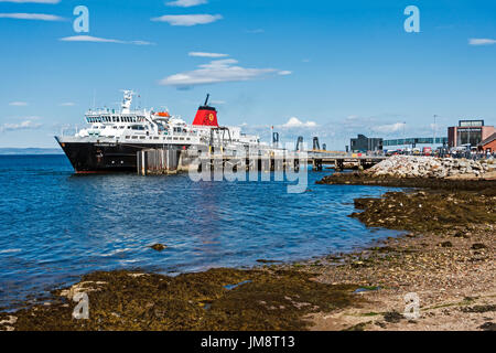 Caledonian MacBrayne Auto und Personenfähre Neukaledonischen Inseln an der Pier in Brodick Arran Argyll & Bute Scotland UK Stockfoto