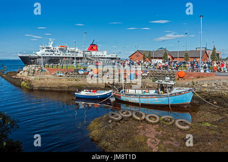 Caledonian MacBrayne Auto und Personenfähre Neukaledonischen Inseln an der Pier in Brodick Arran Argyll & Bute Scotland UK Stockfoto