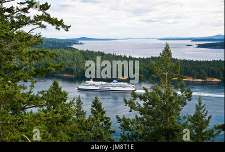 Luftaufnahme der BC-Fähre reisen durch aktive weitergeben. Wie aus den Täuschungen auf Galiano Island gesehen. In der Gulf Island, British Columbia, Kanada. Stockfoto