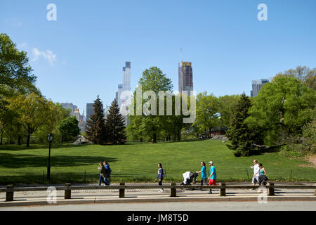 Gesamtansicht der Mitte Central Park auf der Suche nach Süden in Richtung Gebäude New York City USA Stockfoto