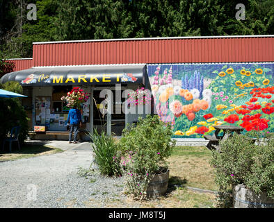 Market Lebensmittelgeschäft an Galiano Island, BC, Canada mit floralen Wandbild des Künstlers Keith Holmes. Stockfoto