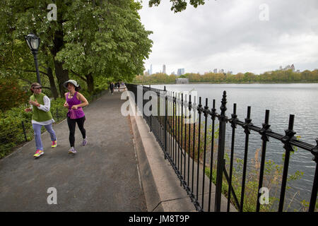 Menschen Joggen auf Asche zu verfolgen, an Jacqueline Kennedy Onassis Reservoir Central Park New York City, USA Stockfoto