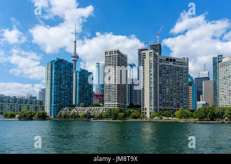 Blick auf den CN Tower und die umliegenden Gebäude aus der Innenstadt von Toronto Ontario See gesehen, Überfahrt nach Toronto Island auf der Fähre an einem sonnigen Tag. Stockfoto