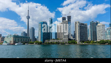 Blick auf den CN Tower und die umliegenden Gebäude aus der Innenstadt von Toronto Ontario See gesehen, Überfahrt nach Toronto Island auf der Fähre an einem sonnigen Tag. Stockfoto