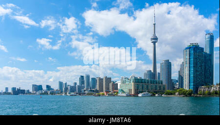 Blick auf den CN Tower und die umliegenden Gebäude aus der Innenstadt von Toronto Ontario See gesehen, Überfahrt nach Toronto Island auf der Fähre an einem sonnigen Tag. Stockfoto