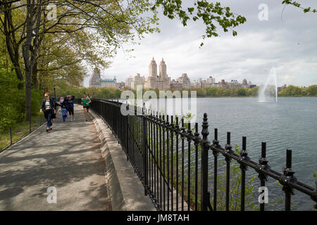 Menschen wandern und Joggen auf Asche zu verfolgen, an Jacqueline Kennedy Onassis Reservoir Central Park New York City, USA Stockfoto