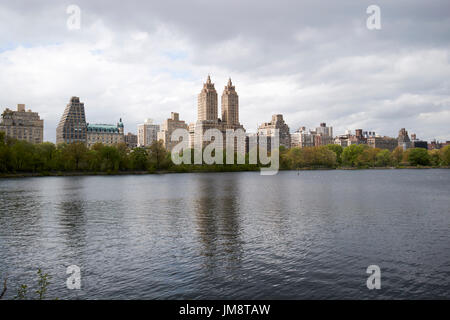 Jacqueline Kennedy Onassis Reservoir Central Park mit Blick auf die Upper West Side Wohnung Gebäude New York City USA Stockfoto