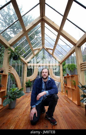 Künstler Bobby Niven in seinem Palmenhaus, ist ein Pop-up-Kunst-Studio-Workshop, der vier Künstler in ganz Edinburgh Art Festival 2017, als es hostet enthüllt in Edinburgh. Stockfoto