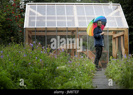 Künstler Bobby Niven neben seinem Palmenhaus, ist ein Pop-up-Kunst-Studio-Workshop, der vier Künstler in ganz Edinburgh Art Festival 2017, als es hostet enthüllt in Edinburgh. Stockfoto