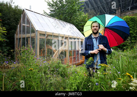 Künstler Bobby Niven neben seinem Palmenhaus, ist ein Pop-up-Kunst-Studio-Workshop, der vier Künstler in ganz Edinburgh Art Festival 2017, als es hostet enthüllt in Edinburgh. Stockfoto