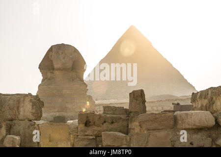 Alte ägyptische Pyramide von Khafre Gizeh und große Sphinx. Stockfoto