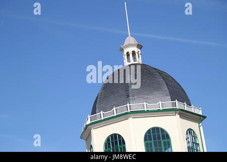 Kuppelkino, einer der ältesten britischen arbeiten Kinos, direkt am Meer, Worthing, West Sussex, UK Stockfoto