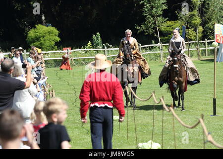 Besucher sahen ein großes Spektakel, wenn Schauspieler in mittelalterlichen Rüstungen auf Fuß und eines Pferdes am Arundel Castle gekämpft. Stockfoto