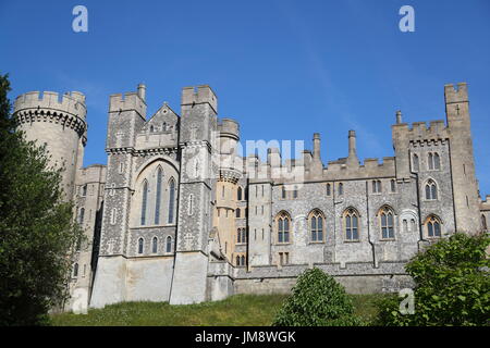 Besucher sahen ein großes Spektakel, wenn Schauspieler in mittelalterlichen Rüstungen auf Fuß und eines Pferdes am Arundel Castle gekämpft. Ein Fotograf zeigt zwei weibliche Ritter Stockfoto