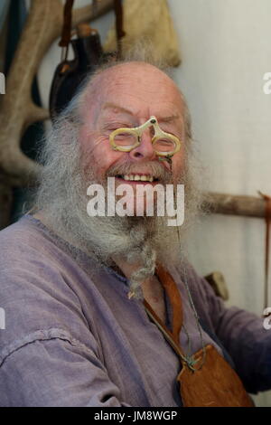 Besucher sahen ein großes Spektakel, wenn Schauspieler in mittelalterlichen Rüstungen auf Fuß und eines Pferdes am Arundel Castle gekämpft. Handelt entsprechend verkleidete Menschen Stockfoto