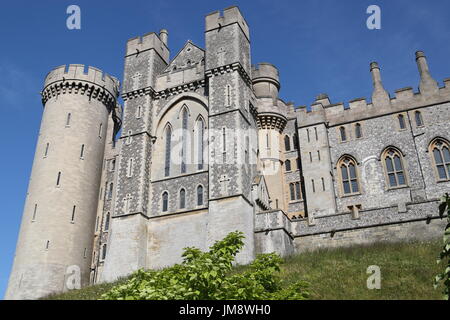 Besucher sahen ein großes Spektakel, wenn Schauspieler in mittelalterlichen Rüstungen auf Fuß und eines Pferdes am Arundel Castle gekämpft. Ein Fotograf zeigt zwei weibliche Ritter Stockfoto